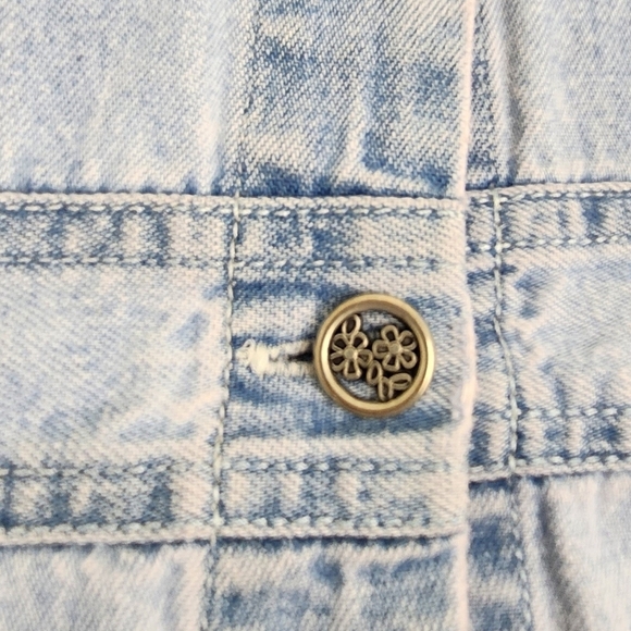 Bobbie Brooks Spring Flowers Lightweight Denim Style Button Down Top - Picture 3 of 7